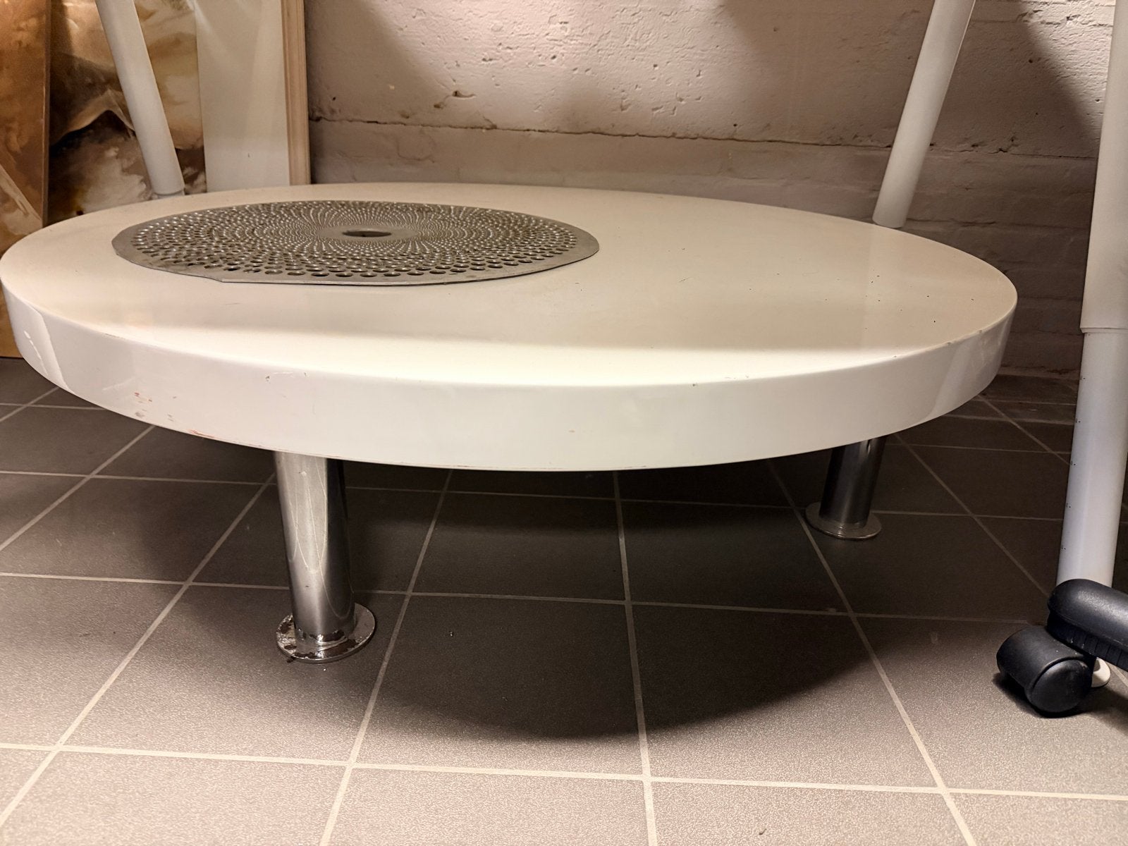 Hoogglans ronde tafel met ingelegd ijzeren rooster, Ophalen, Gebruikt, Rond, Metaal