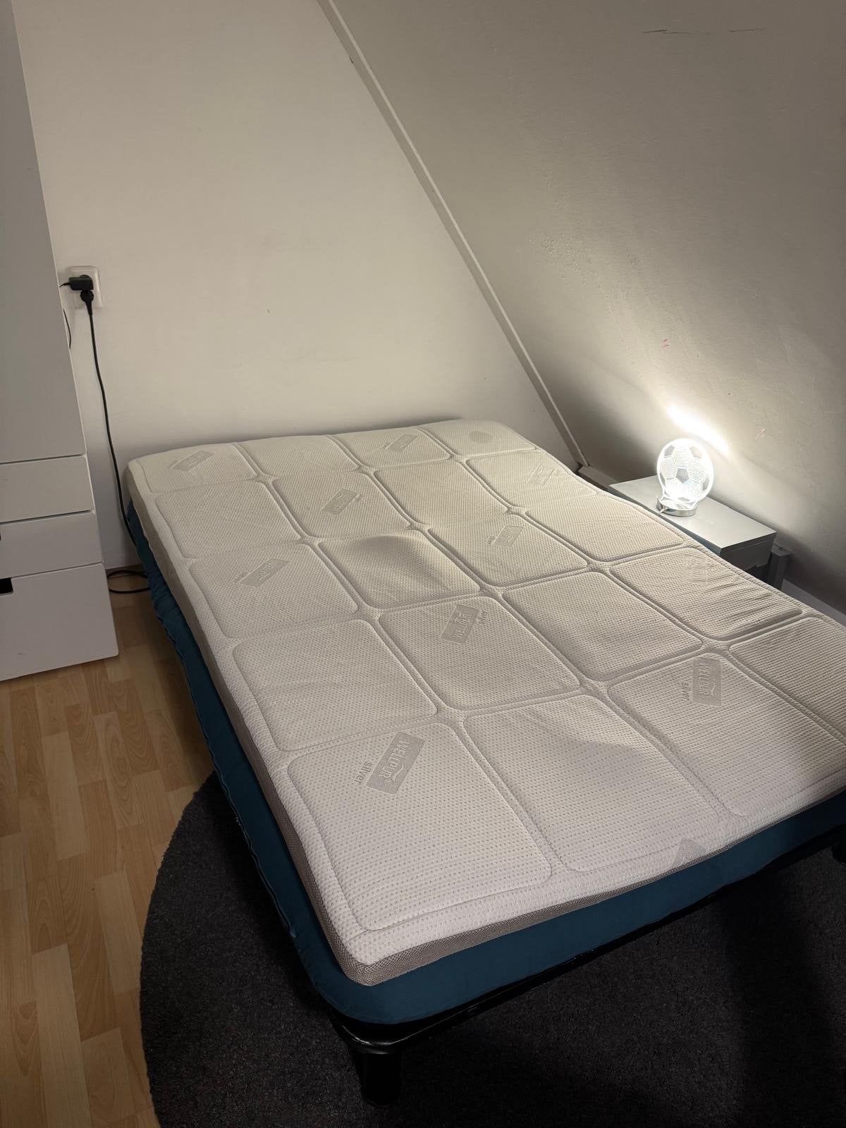 Slaapbank met matras, 140x200 cm, zo goed als nieuw, Gebruikt, Blauw, Tweepersoons, 200 cm