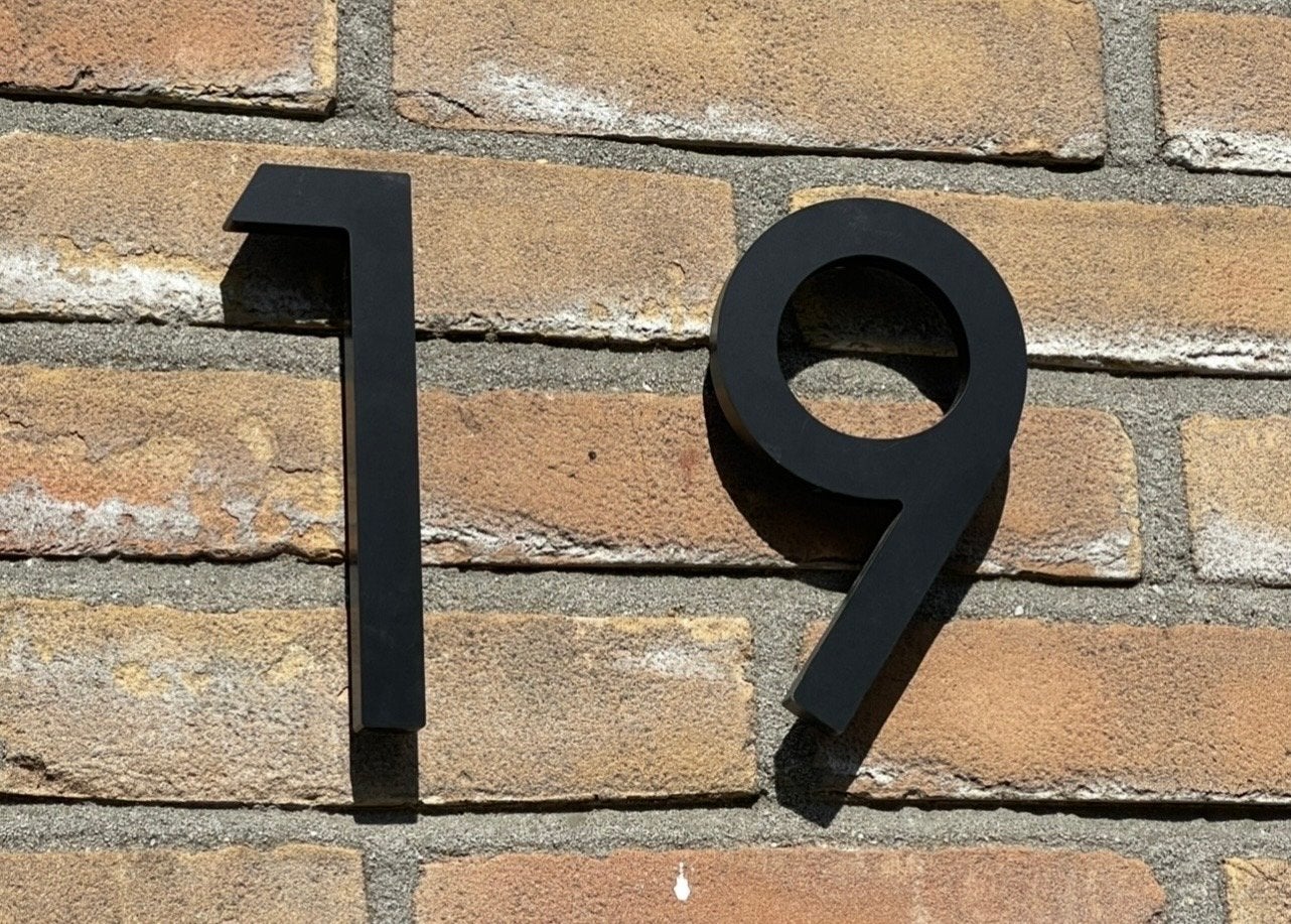 Moderne Zwarte Huisnummers - 15 cm Hoog, Duurzaam, Zwart, Nieuw, Ophalen of Verzenden, Metaal