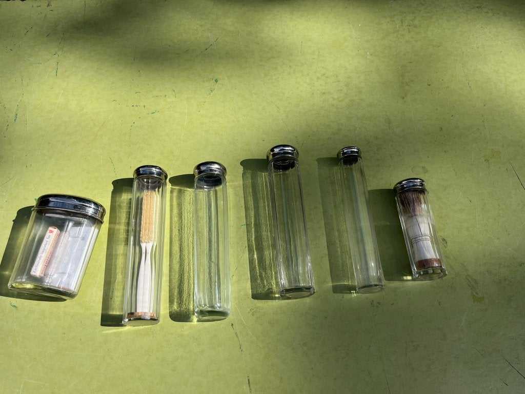Glazen flesjes met scheermes, tandenborstel scheerkwast, Ophalen of Verzenden