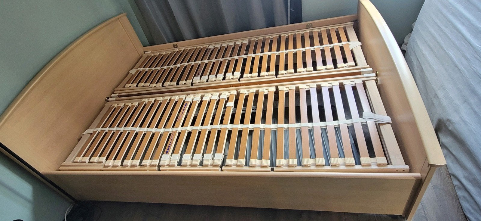 Tweepersoonsbed elektrisch + matras 140x200, Huis en Inrichting, Slaapkamer | Bedden, Ophalen, Verstelbaar, Beige, Tweepersoons