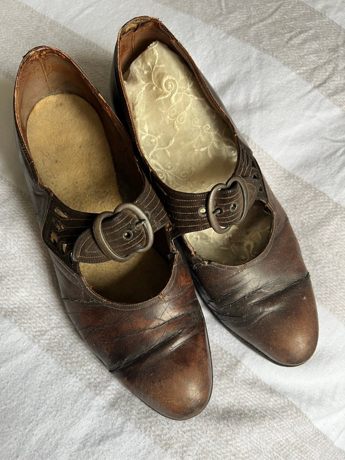 Antieke, handgemaakte leren schoenen met gesp en nageltjes., Antiek en Kunst, Ophalen of Verzenden, Dames