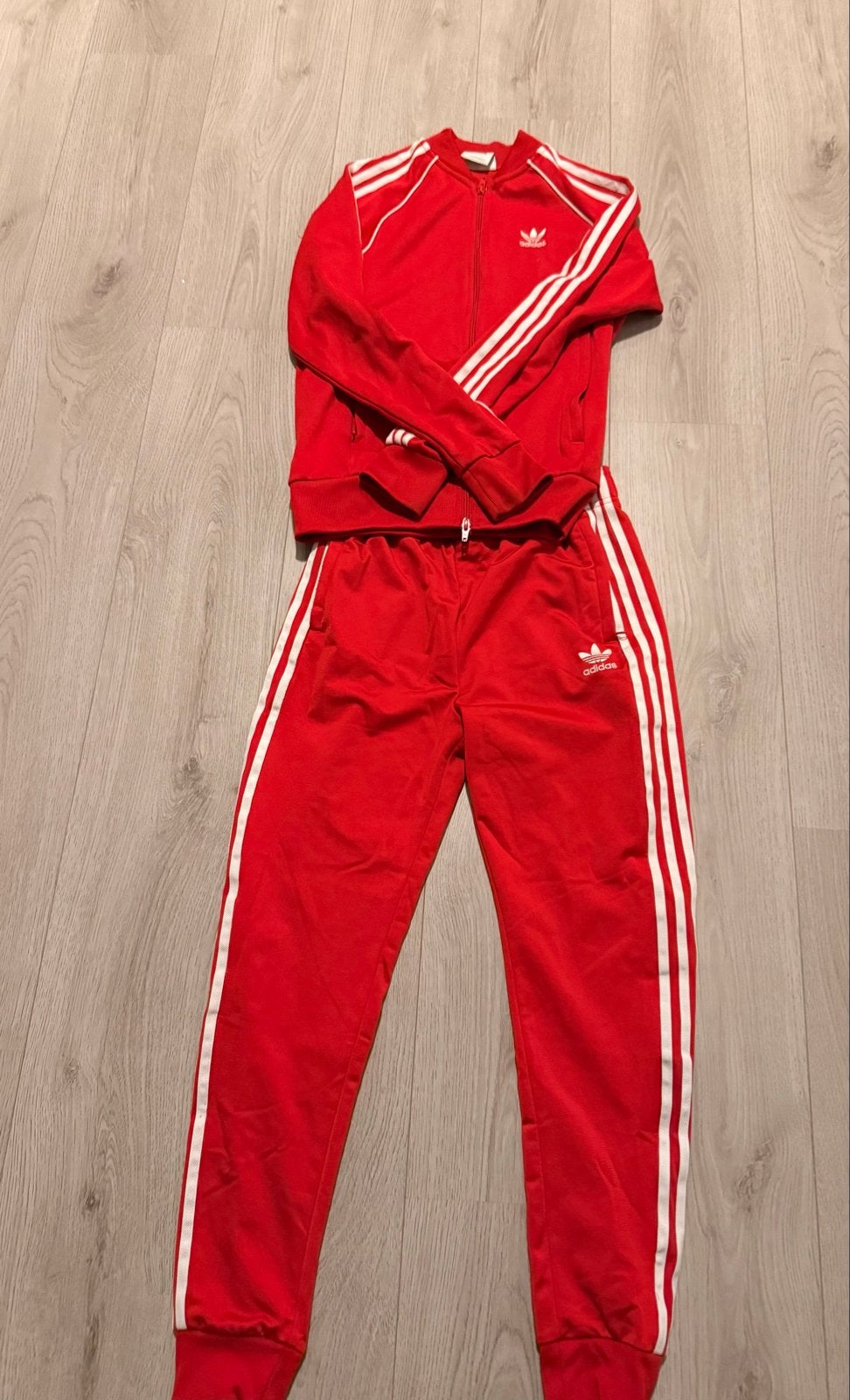 Adidas trainingspak rood - XS, Maat S, Ophalen of Verzenden, Zo goed als nieuw, Trainingspak
