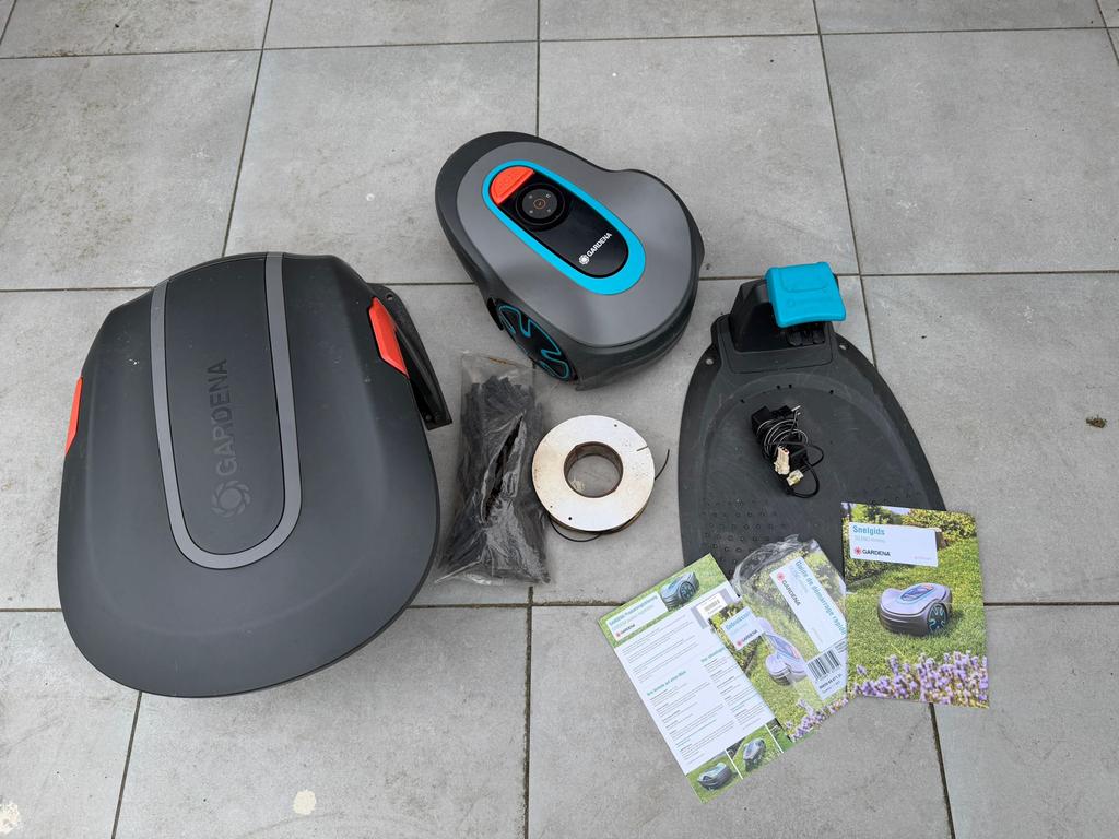 Gardena Robot Grasmaaier - Compleet met Laadstation en Draad, Tuin en Terras, Robotmaaiers, Gebruikt, 20 tot 25 cm, Met regensensor