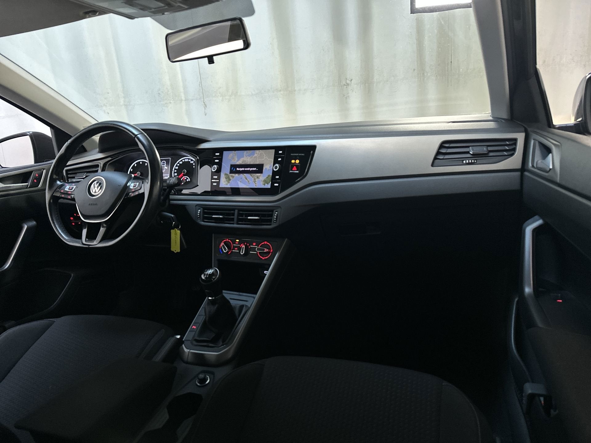 Volkswagen Polo 1.0 TSI Comfortline Parkeersensoren Navigati, Auto's, Voorwielaandrijving, Gebruikt, Met garantie (alle), 49 €/maand