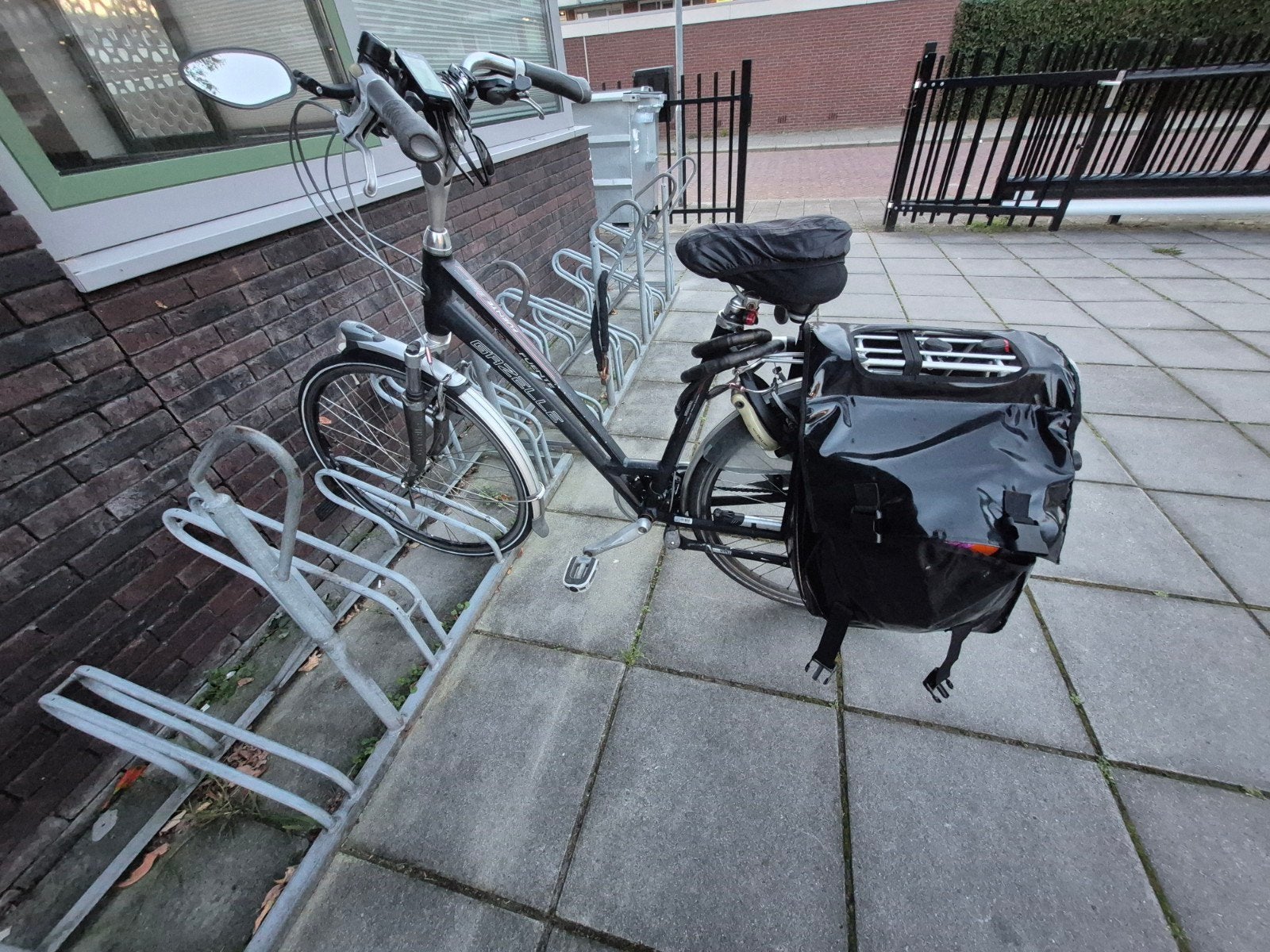 Gebruikte damesfiets met fietstassen, Ophalen, Velgrem, Versnellingen, Gazelle