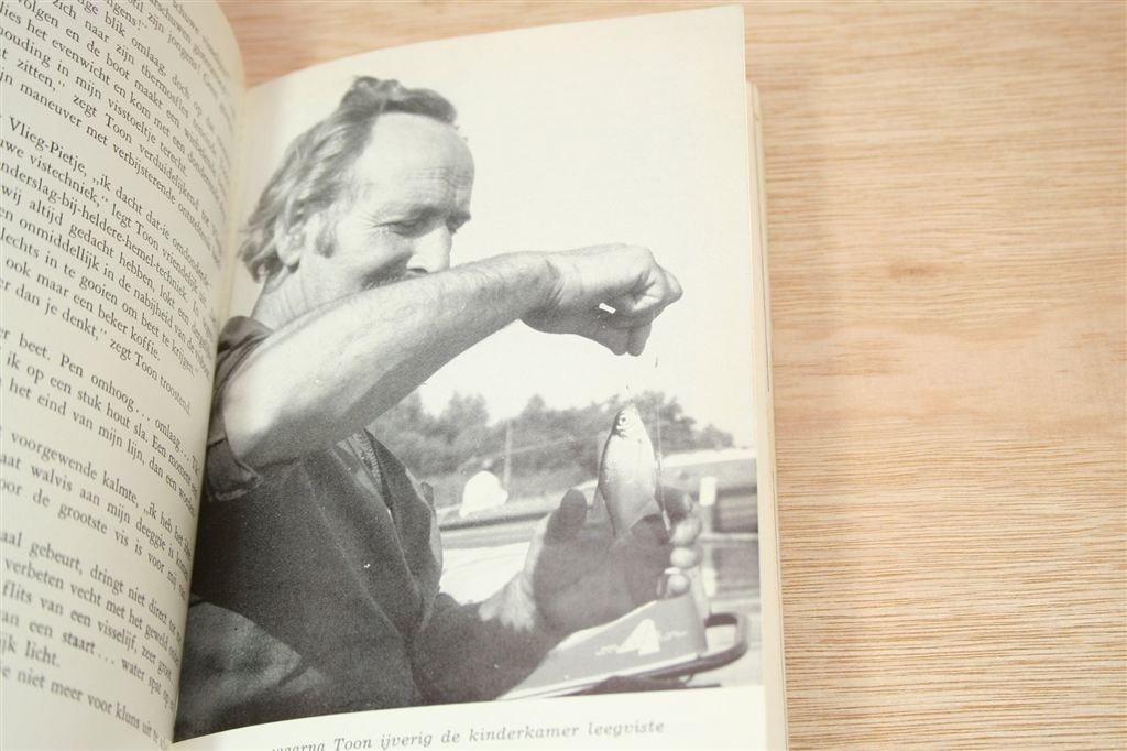 Kijk op Vissen 1965 — H. van Assumburg — Vintage Visboek, Ophalen of Verzenden, Gelezen, Watersport en Hengelsport