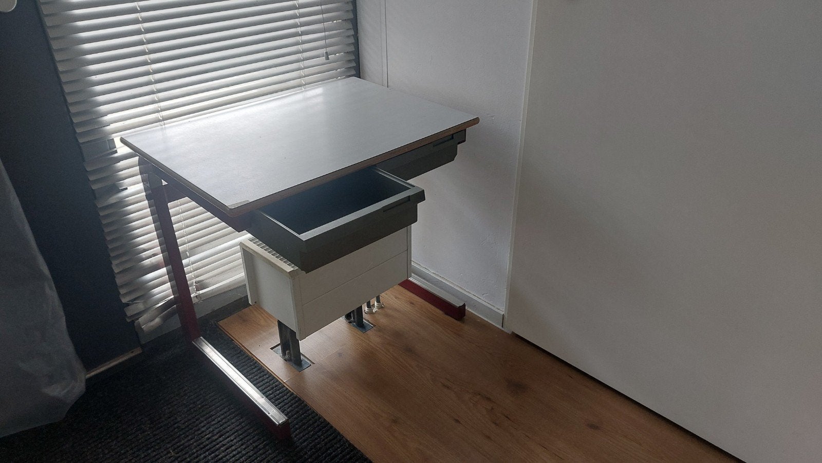 vintage schoolbureautje, Overige typen, Gebruikt, Ophalen of Verzenden, Grijs