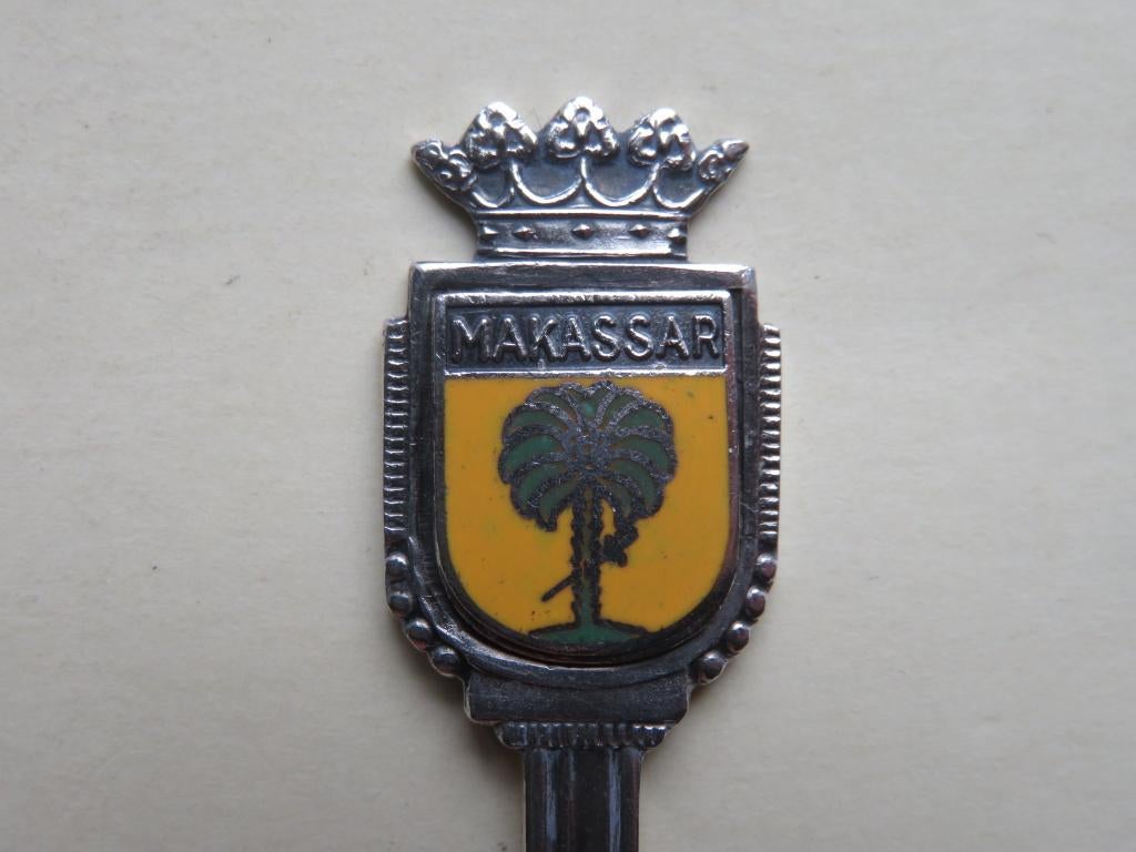 Verzilverd lepeltje wapen Makassar Indonesië emaille, Antiek en Kunst, Verzenden