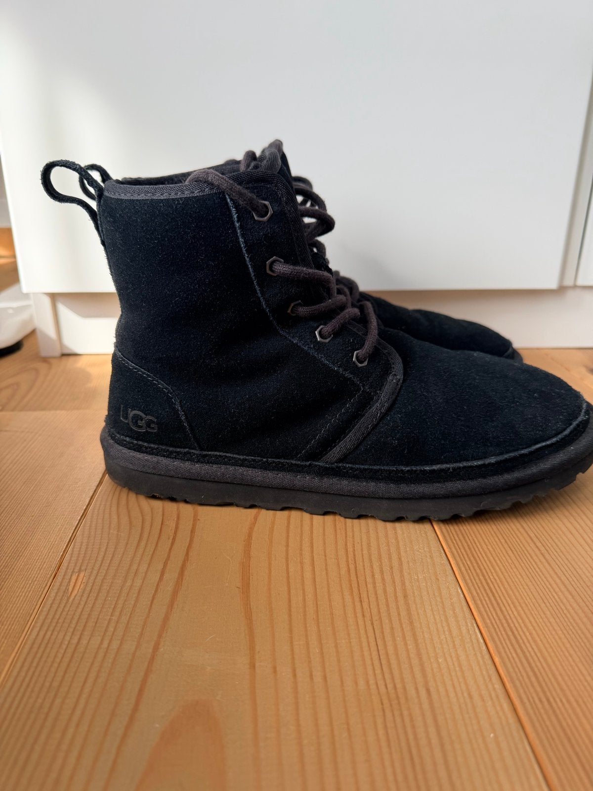 UGG neumel high laarzen met veters - Maat 40, Ophalen of Verzenden, Zo goed als nieuw, Zwart, Lage of Enkellaarzen