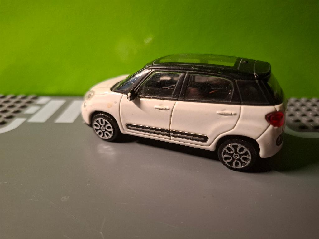 Bburago - Fiat 500L [wit] 1/43, Ophalen of Verzenden, Gebruikt, Auto, Overige merken