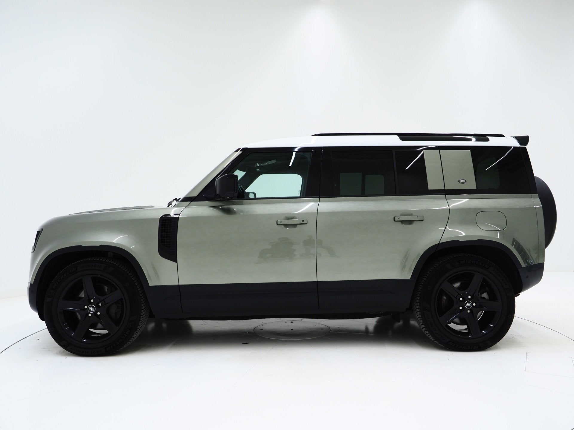 Land Rover Defender 110 2.0 P400e | NL Auto | Panoramadak |, Auto's, Automaat, 53 km, 404 pk, Gebruikt
