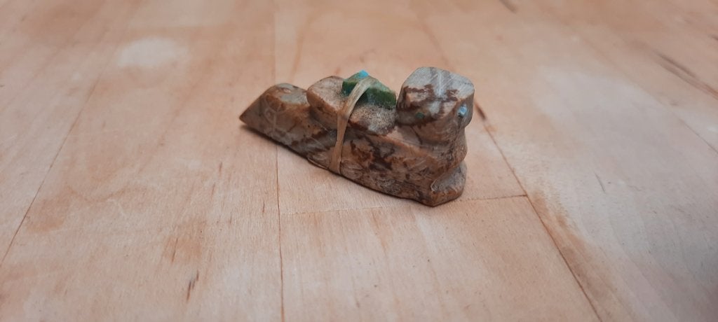 EEN HANDGESNEDEN DIER MET MEDICIJN BUNDEL DOOR GERALD BURNS, Steen/keramiek, Verzenden, Geschilderd, 3 cm