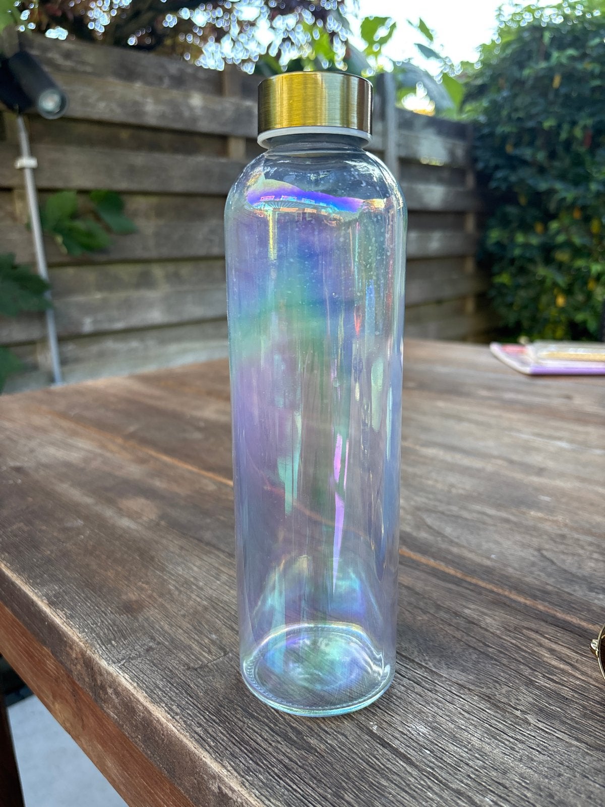 Stijlvolle Glazen Drinkfles met Gouden Dop - Iriserend Effec, Ophalen, Nieuw, Meerkleurig, Glas