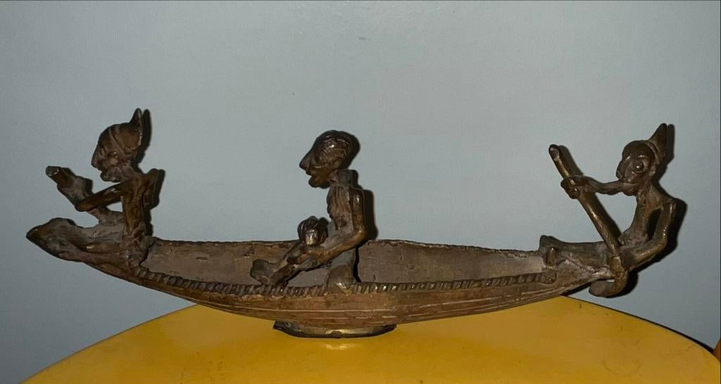 Bronzen beeldje van mensen in een boot, Ophalen of Verzenden