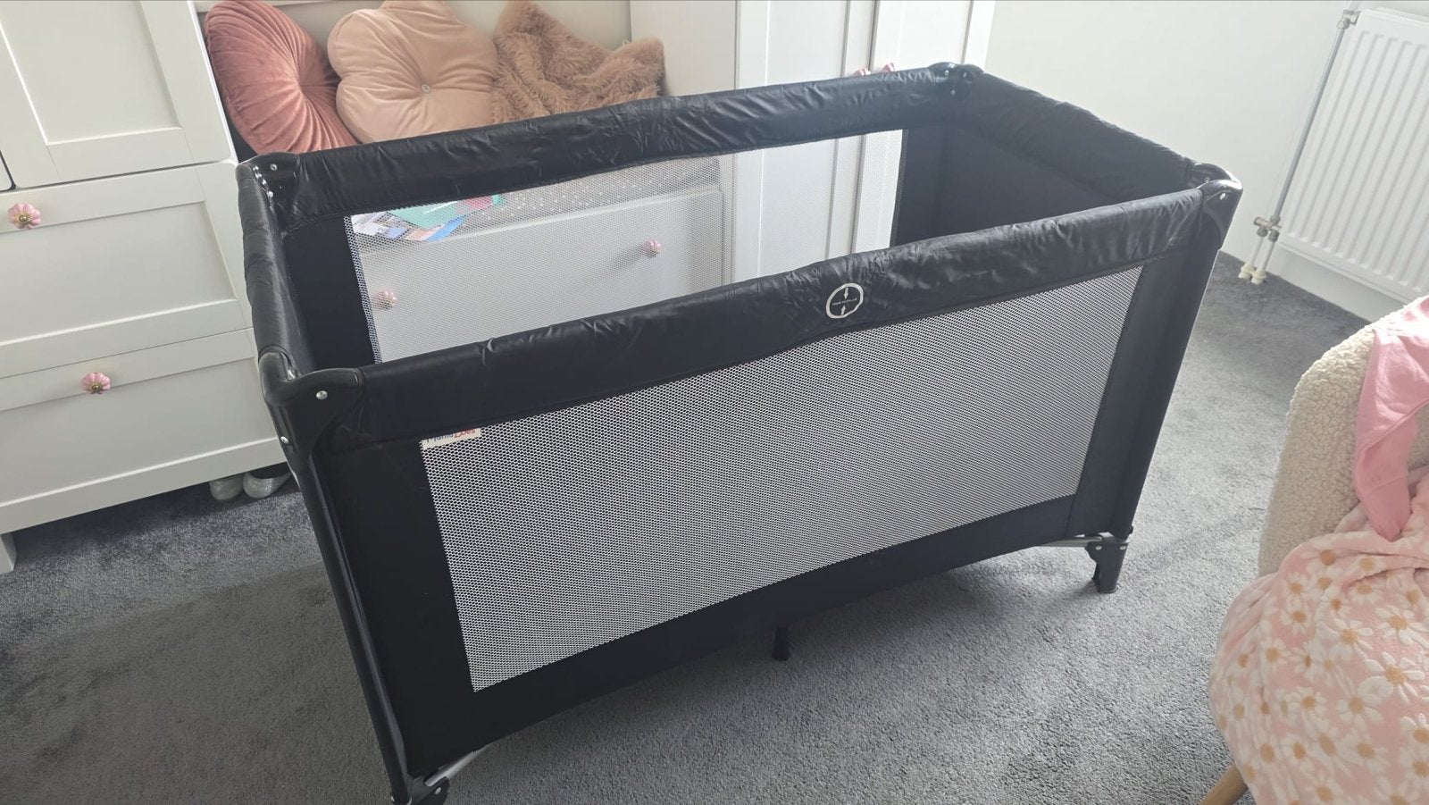 Zwart campingbedje/reisbedje met accessoires, Kinderen en Baby's, Boxen, Ophalen, Zo goed als nieuw, Rechthoekig