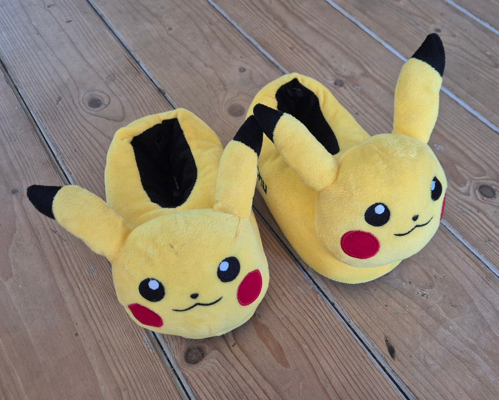 Pikachu pantoffels maat 33, Ophalen of Verzenden, Zo goed als nieuw, Geel, Pantoffels of Sloffen