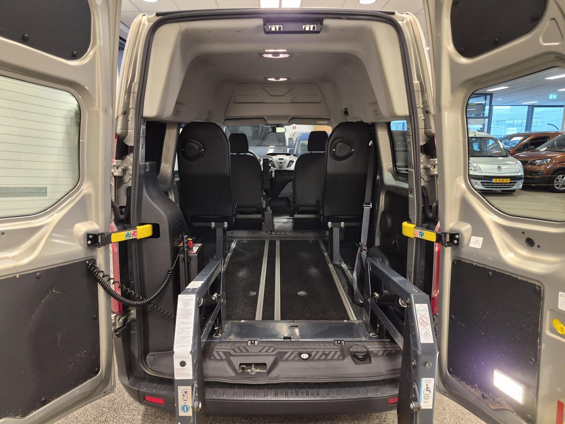 Ford Transit Custom L1H2 Rolstoelbus (airco), Auto's, Gebruikt, Zwart, 4 stoelen, Bedrijf