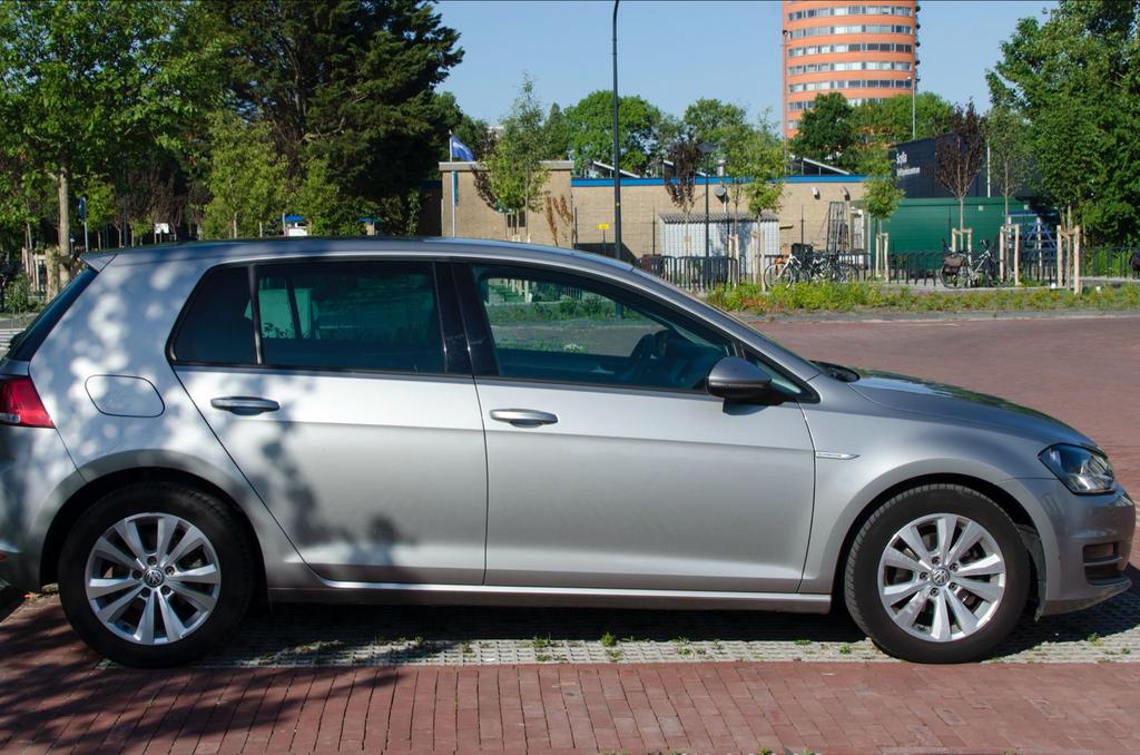 Volkswagen Golf 1.0 TSI 85KW DSG 5D 2016 Grijs, Auto's, Volkswagen, 1154 kg, Zwart, 23 km/l, Origineel Nederlands