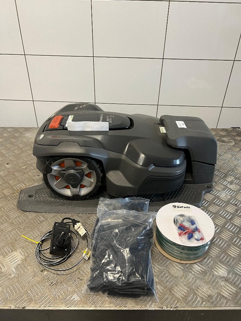 2e Hands Husqvarna Automower 415X, Cirkelmaaier, Gebruikt, Minder dan 30 cm, Accu-grasmaaier