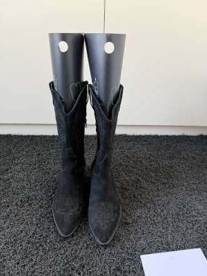Nieuw zwarte suede cowboy laarzen met stiksel en rits mt 38, Hoge laarzen, Zwart, Sasha, Nieuw