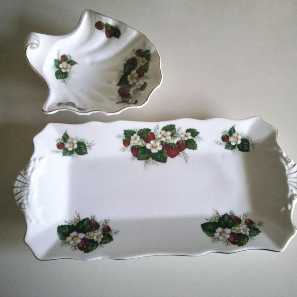 Royal worchester / spode bonbon en cakeschaaltje  aardbeien, Huis en Inrichting, Keuken | Servies, Ophalen of Verzenden, Overige stijlen