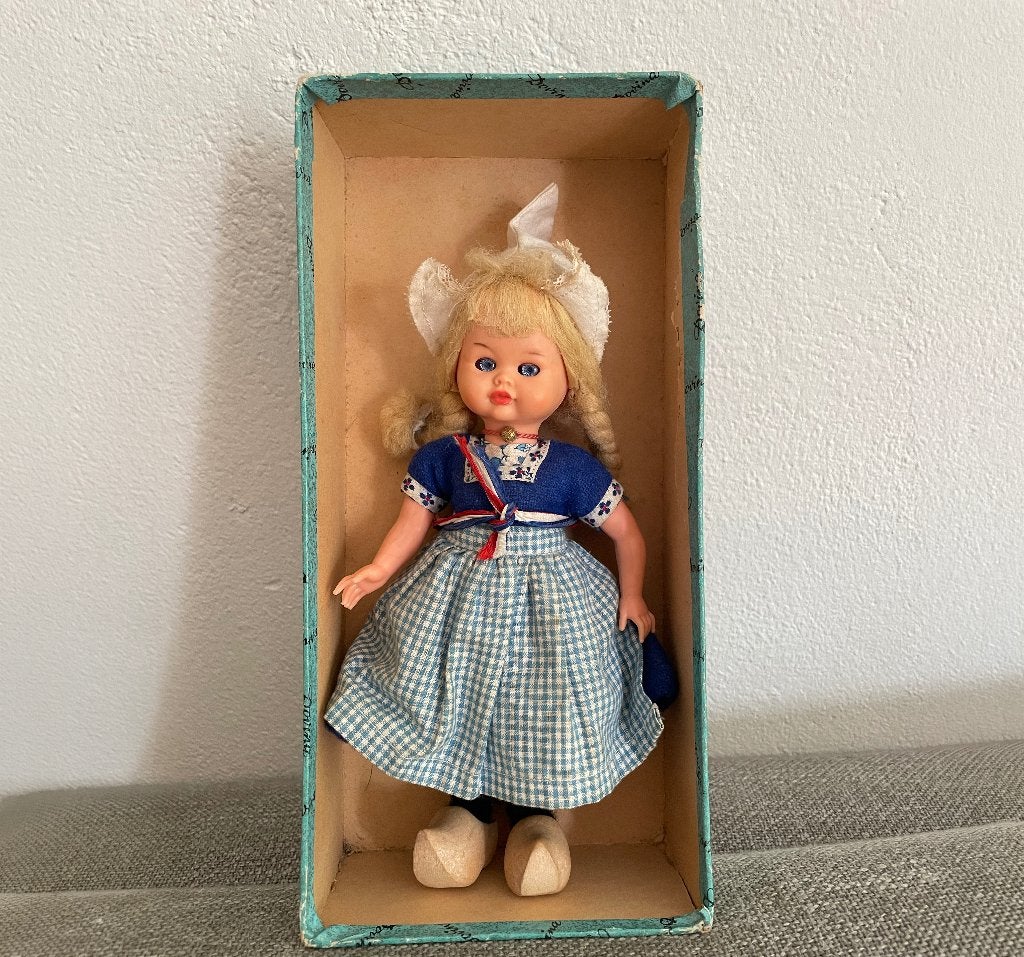 Klederdrachtpopje Volendam uit jaren 60/70 in doos, Ophalen of Verzenden, Gebruikt, Pop