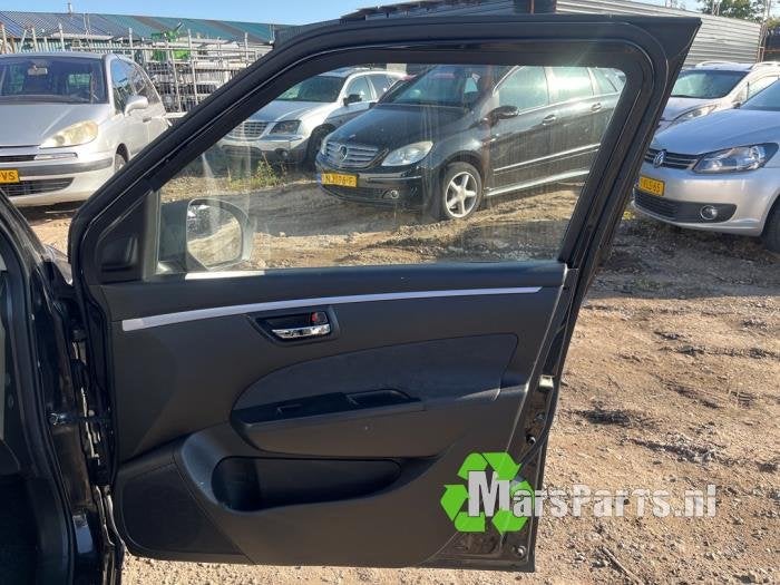 Portier 4Deurs rechts-voor van een Suzuki Swift, Gebruikt, -, Deur, -