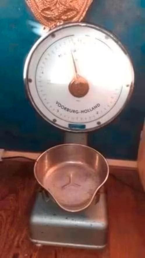 Vintage Voorburg-Holland Weegschaal met Schaal, Keukenweegschaal, Ophalen of Verzenden, Gebruikt, Minder dan 10 kg