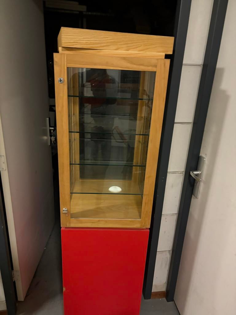 Vitrinekasten 2 stuks, stofvrij afsluitbaar, Minder dan 50 cm, Gebruikt, Ophalen of Verzenden, 150 tot 200 cm