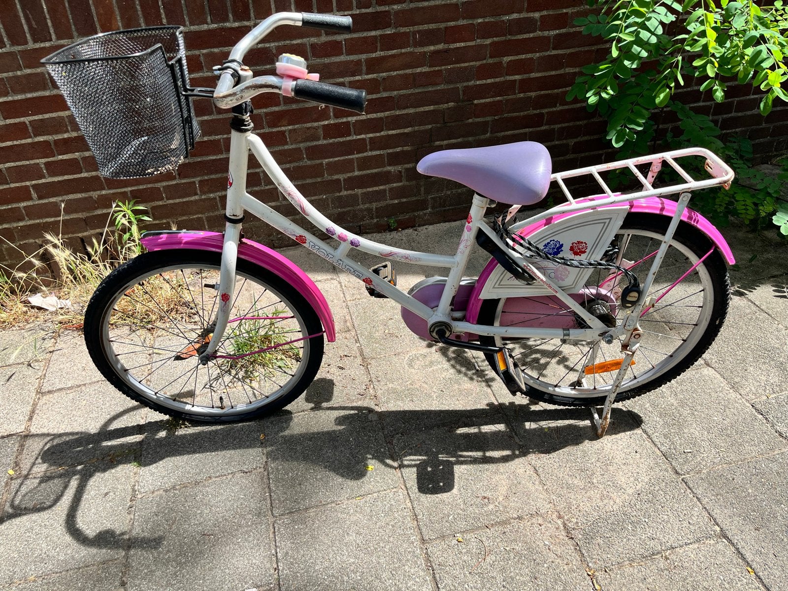 Kinderfiets wit/roze met mandje en bagagedrager. 22 inch., Ophalen, Gebruikt, Terugtraprem, 20 inch of meer