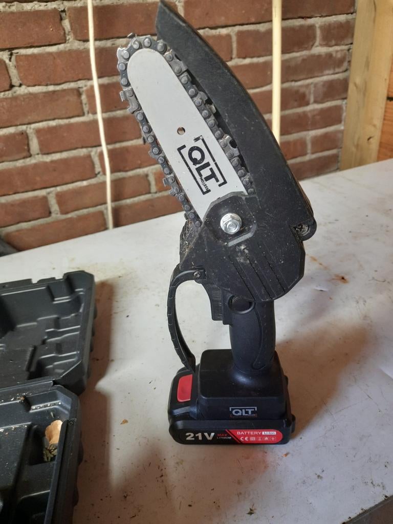 QLT Mini Kettingzaag 21V met Accu en Oplader, Minder dan 30 mm, Kettingzaag, Ophalen of Verzenden, Zo goed als nieuw