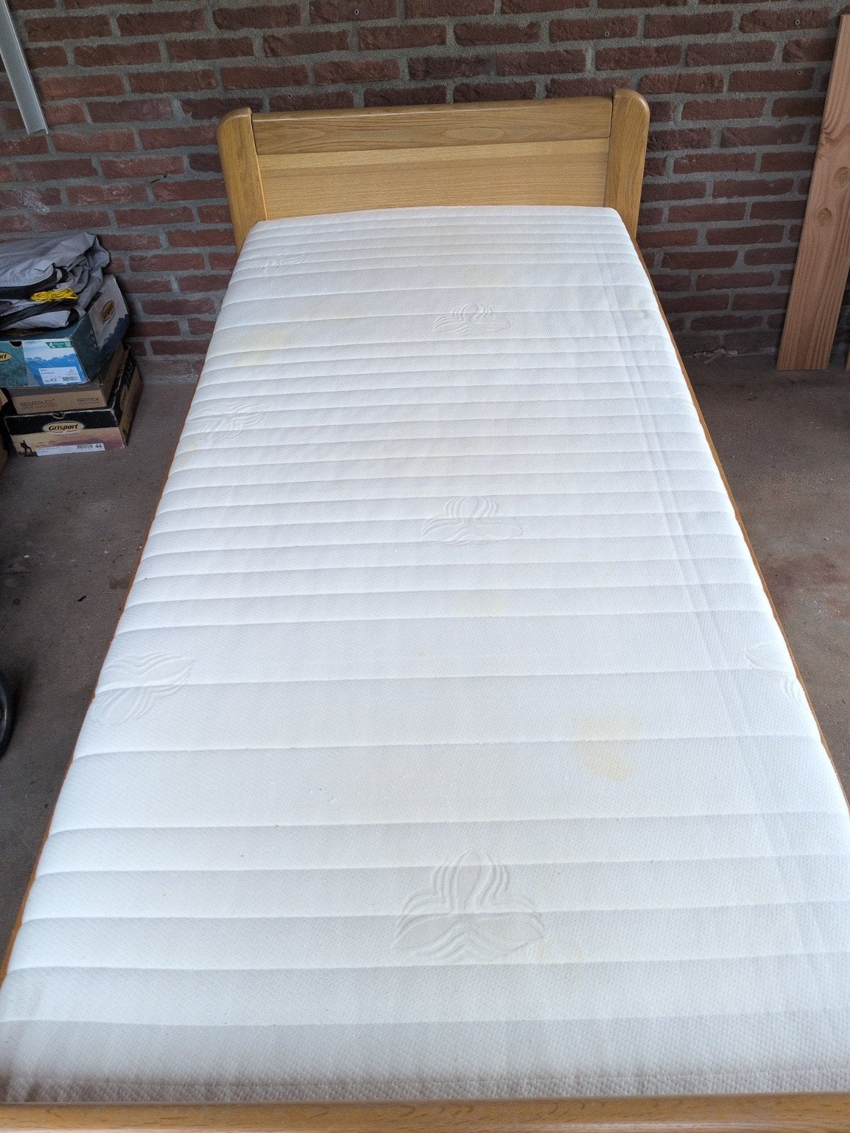 Eenpersoonsbed met lattenbodem en matras 90x200, Ophalen, 90 cm, Eenpersoons, Bruin