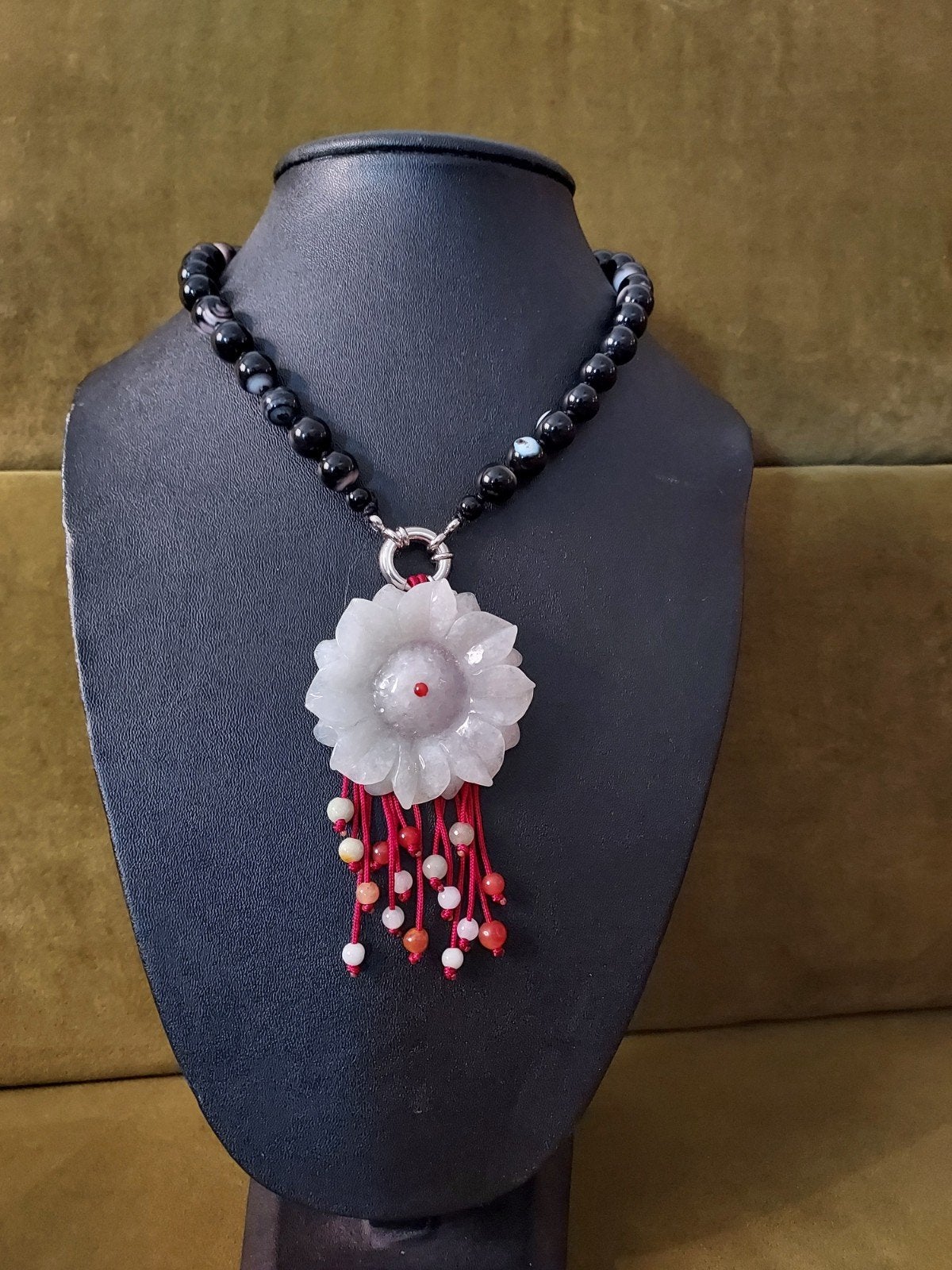 Unieke onyx ketting met edel Jade  bloemhanger, Met hanger, Zwart, Nieuw, Ophalen of Verzenden
