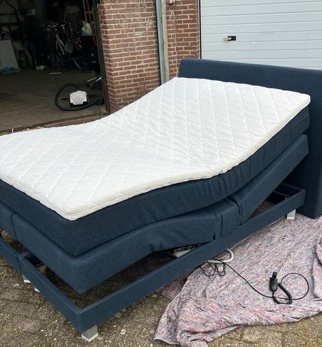 Electrisch verstelbare Boxspring 140x200 hoofdbord en topper, Ophalen, Blauw, 140 cm, Zo goed als nieuw
