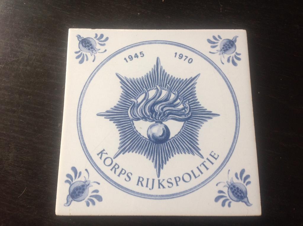 Vintage jubileum tegel KORPS RIJKSPOLITIE 1945/1970, Ophalen of Verzenden