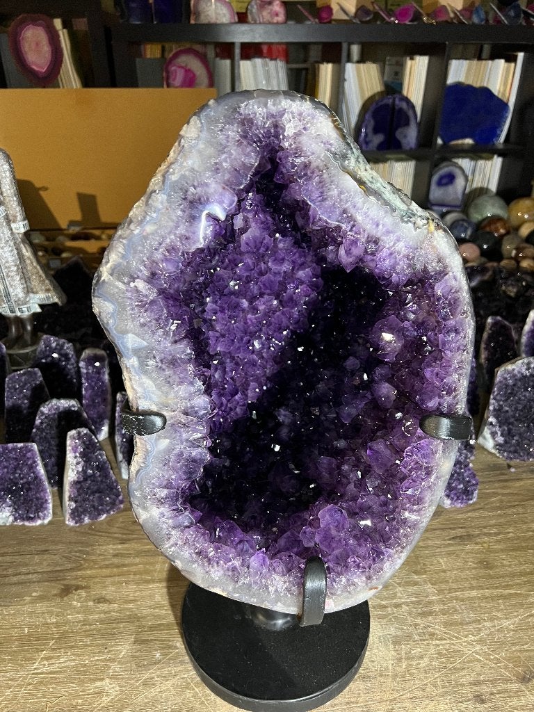 Amethist geode (20) van 33 kg, mooi hol en diep paars., Ophalen of Verzenden, Mineraal