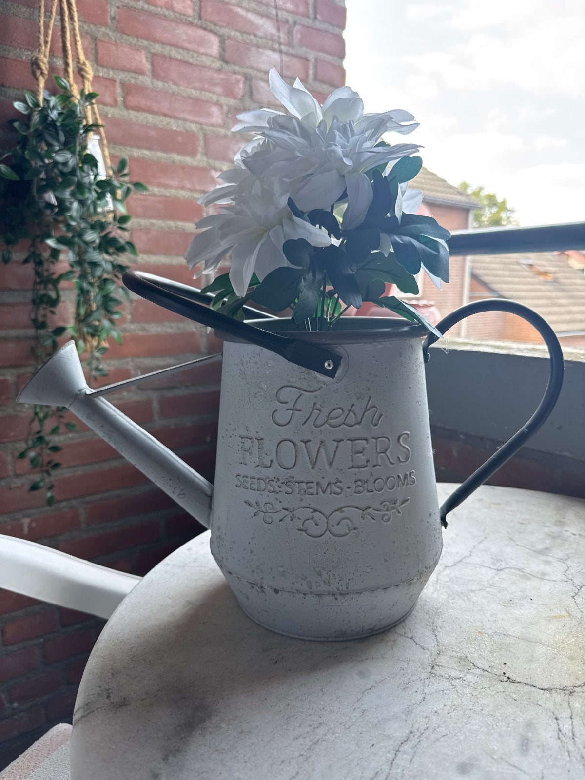 Gieter plantenbak met nep bloem, Ophalen of Verzenden, Rond, Overige materialen, 30 tot 60 cm