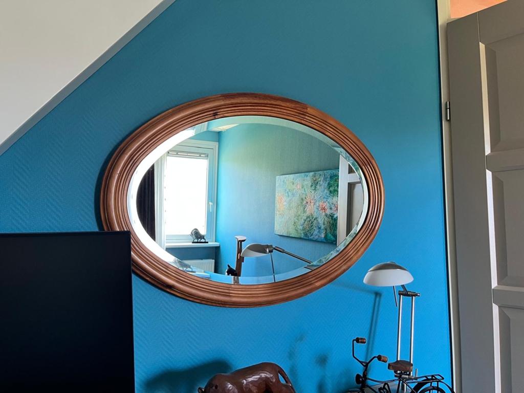 Ovale spiegel met houten lijst, Ophalen of Verzenden, Ovaal, 50 tot 100 cm, Minder dan 100 cm