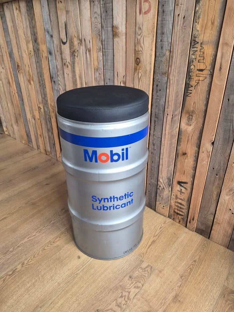 Unieke barkruk van olievat - Mobil Synthetic Lubricant, Ophalen, Gebruikt, 60 tot 90 cm, 1 kruk