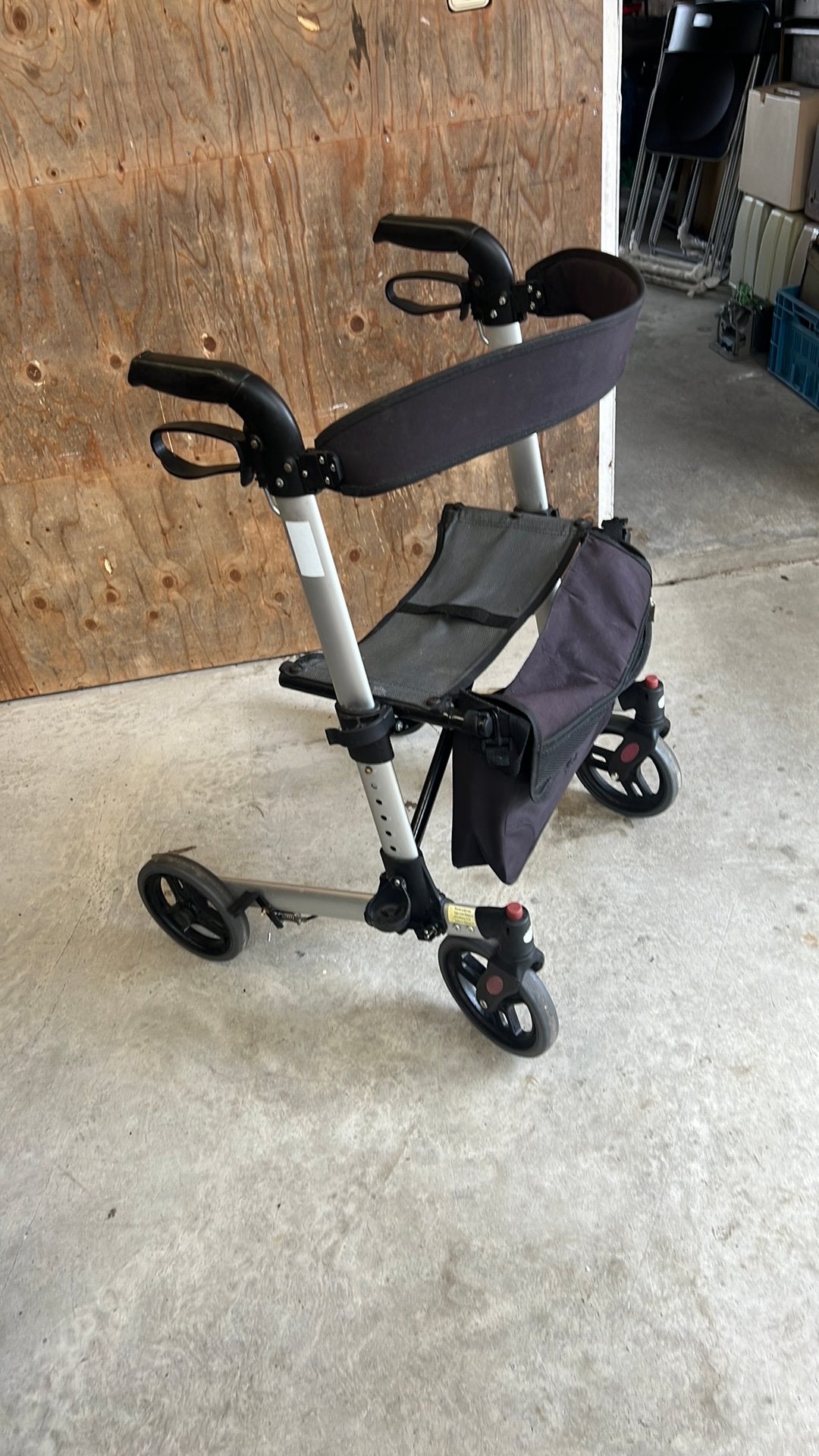Rollator lichtgewicht met tas en rugsteun, Ophalen of Verzenden, Lichtgewicht, Gebruikt