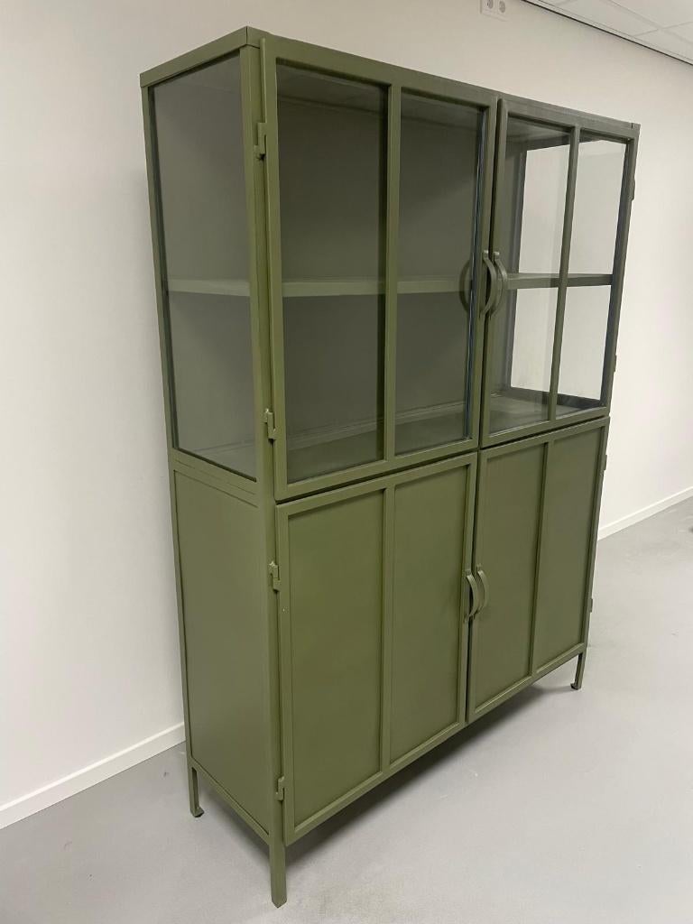 vitrinekast metaal exclusief groen-glas130 br actie Voorraad, 100 tot 150 cm, Nieuw, Ophalen of Verzenden, 3 of 4 laden