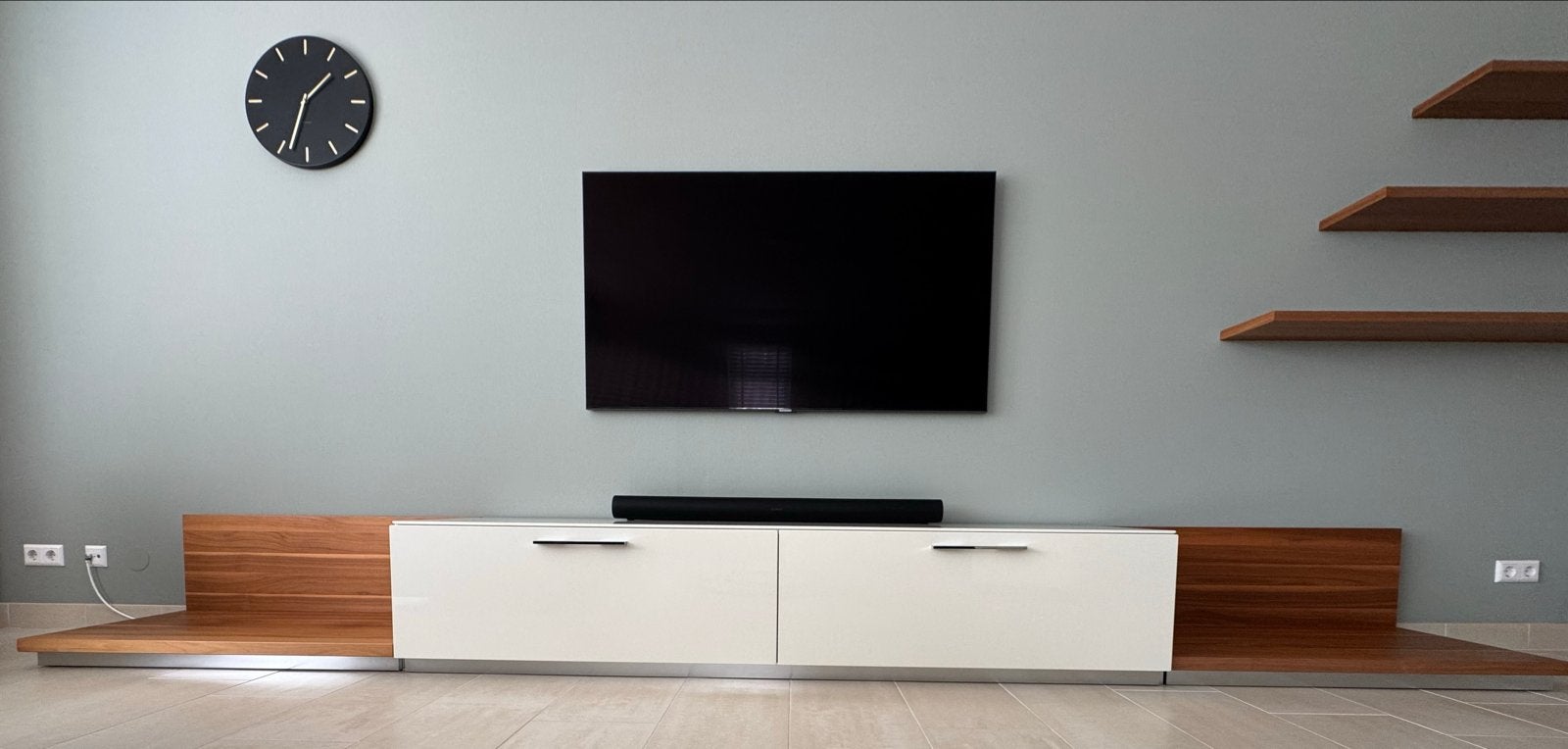 Hulsta TV-meubel met houten accenten en wandplanken, Huis en Inrichting, Ophalen, Gebruikt, 200 cm of meer, Minder dan 100 cm
