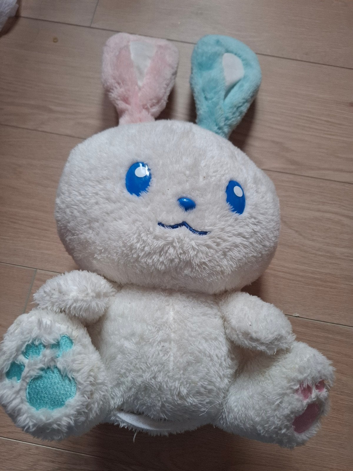 Schattig wit knuffel konijn met roze en blauwe oren, Gebruikt, Konijn, Ophalen of Verzenden, Middelgroot (20 tot 80 cm)