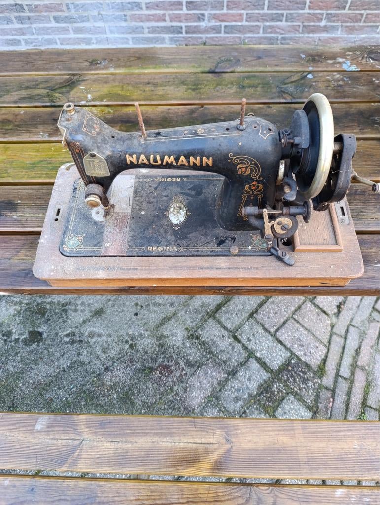 Oude Naumann Regina naaimachine, Ophalen