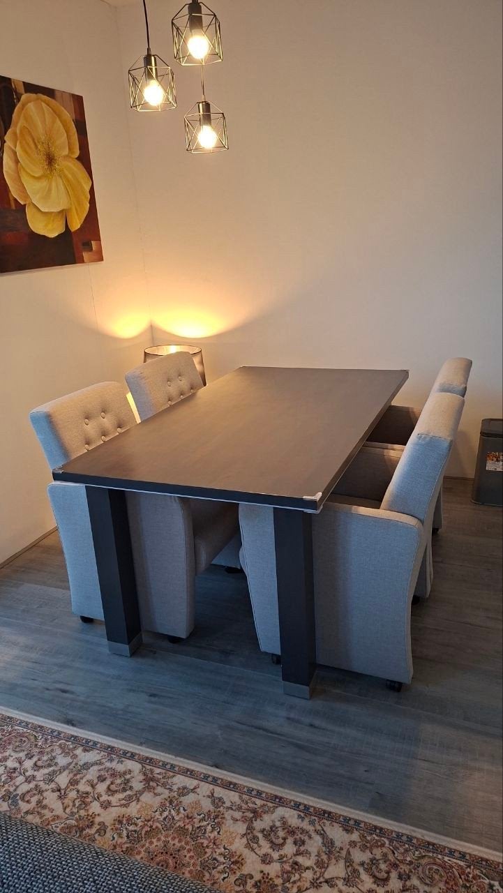 Eettafel met vier stoelen op wielen., Huis en Inrichting, Tafels | Eettafels, Gebruikt, 100 tot 150 cm, Rechthoekig, 50 tot 100 cm