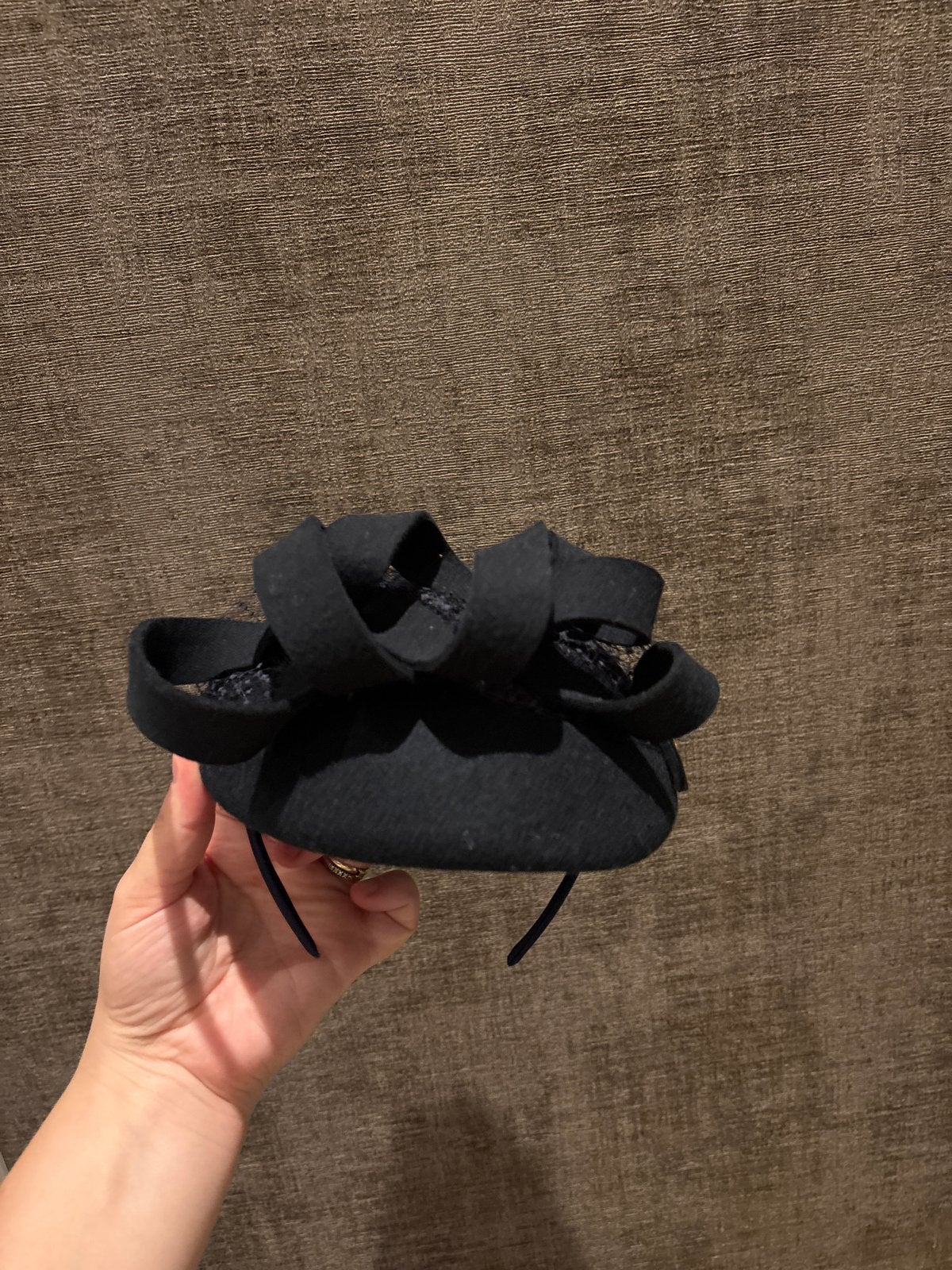 Elegante donkerblauwe hoed/dopje met strik, Kleding | Dames, Ophalen of Verzenden, Zo goed als nieuw, One size fits all, Hoed