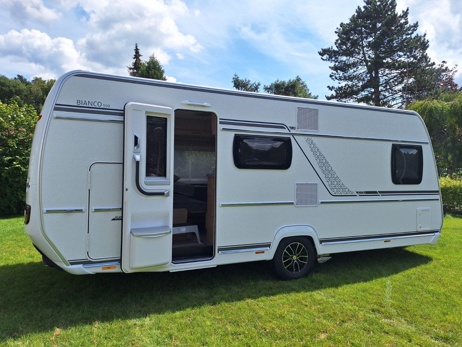 Fendt Bianco Selection 550 SKM (2024/2025 model) met extra's, Caravans en Kamperen, 7 tot 8 meter, Treinzit, Particulier, Mover