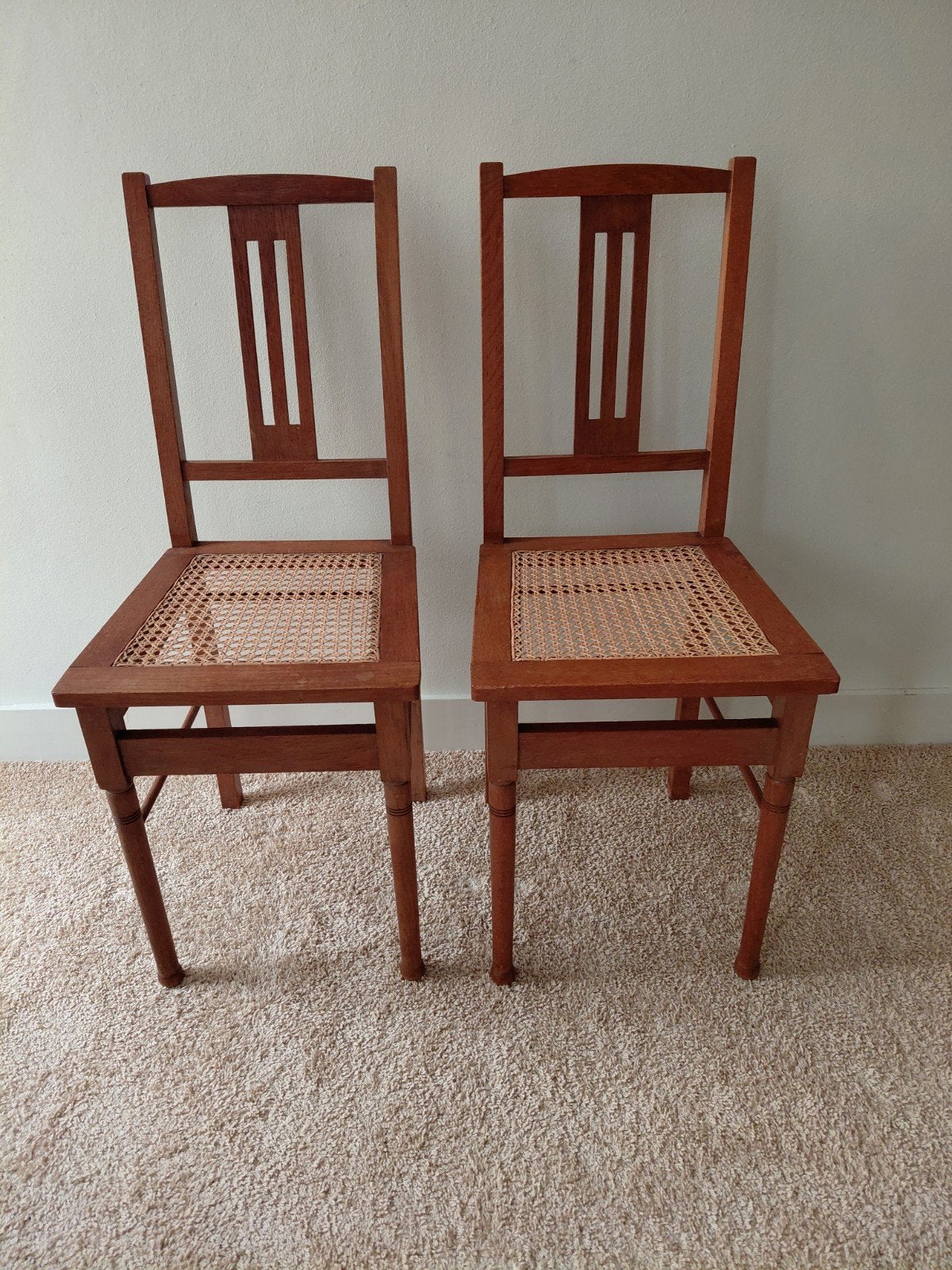 Twee houten stoelen met gevlochten rotan zitting, Ophalen, Twee, Bruin, Hout