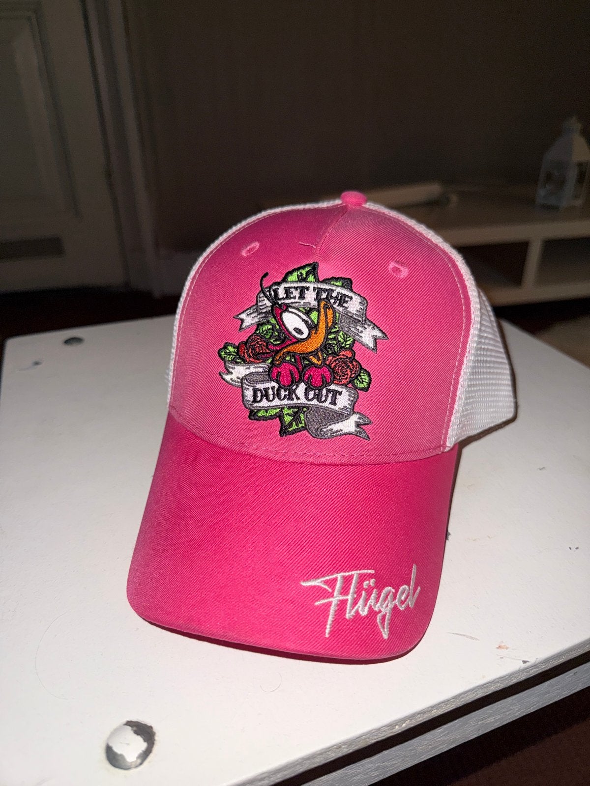 Flügel Trucker Pet - Roze met 'Let the Duck Out' print, Kleding | Dames, Ophalen of Verzenden, Zo goed als nieuw, One size fits all